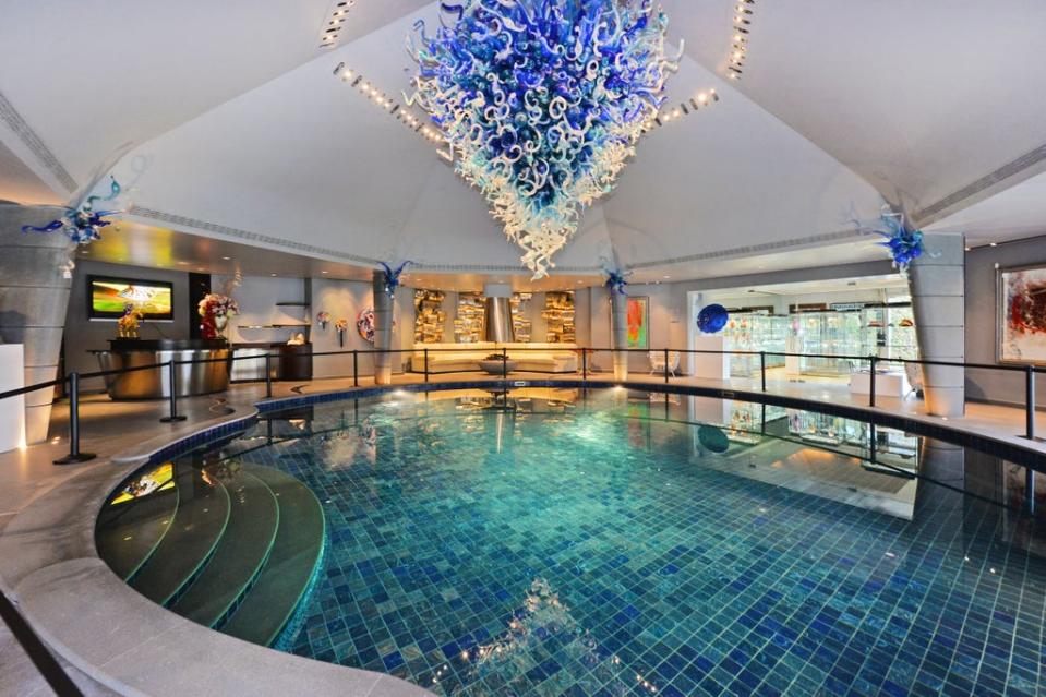 The spa features a statement chandelier hanging over a circular pool (Rokstone)