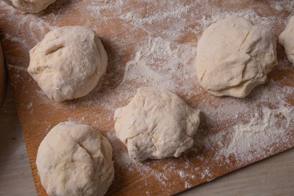 Nachdem der Hefeteig aufgegangen ist, können etwa 15 bis 16 kleine Brötchen geformt werden. Danach werden die Teiglinge auf ein mit Backpapier ausgelegtes Blech gelegt, mit einem Wasser-Milch-Gemisch bepinselt und wahlweise mit Sesam, Mohn oder Sonnenblumenkernen bestreut. Zudem können die Brötchen mit einem Messer eingeschnitten werden, um im Ofen bei etwa 180 Grad Umluft und 20 bis 25 Minuten Backzeit besser aufzugehen. (Bild: iStock/Viktor Ketal)