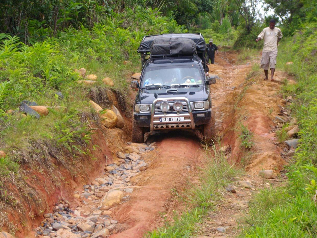 Un 4x4 en direction de Mananara - Nord sur la route nationale 5