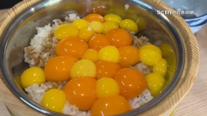 台南有業者推出巨無霸「蛋黃豬油拌飯」。