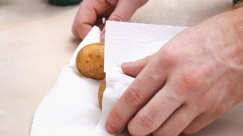 Drying potatoes in paper towel