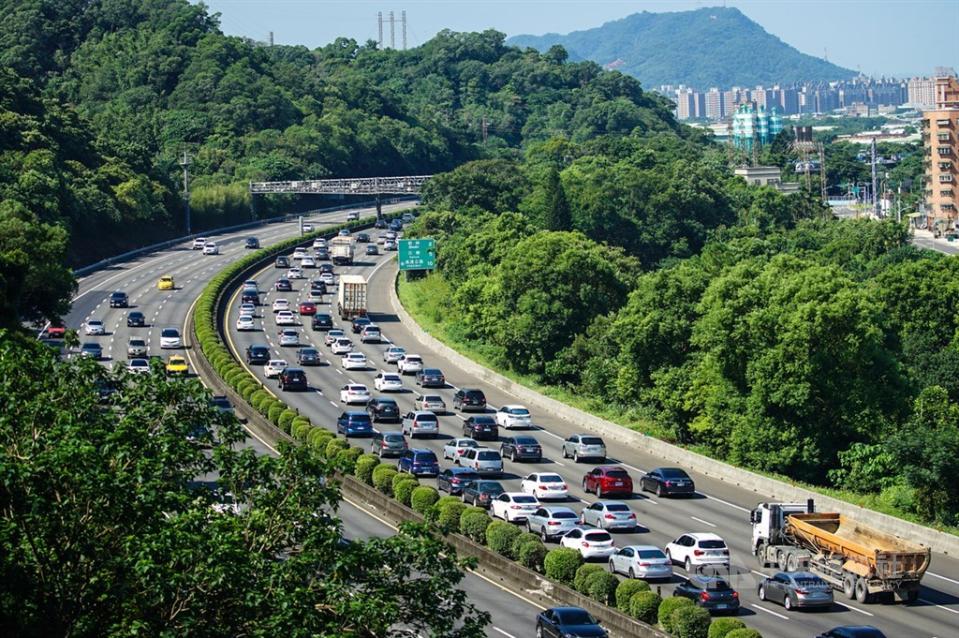 高公局表示，預估連假國道交通需求量下降，因此取消原有高乘載管制、凌晨0時到5時暫停收費、國3新竹系統至燕巢系統差別費率、入口匝道封閉等措施。（中央社檔案照）