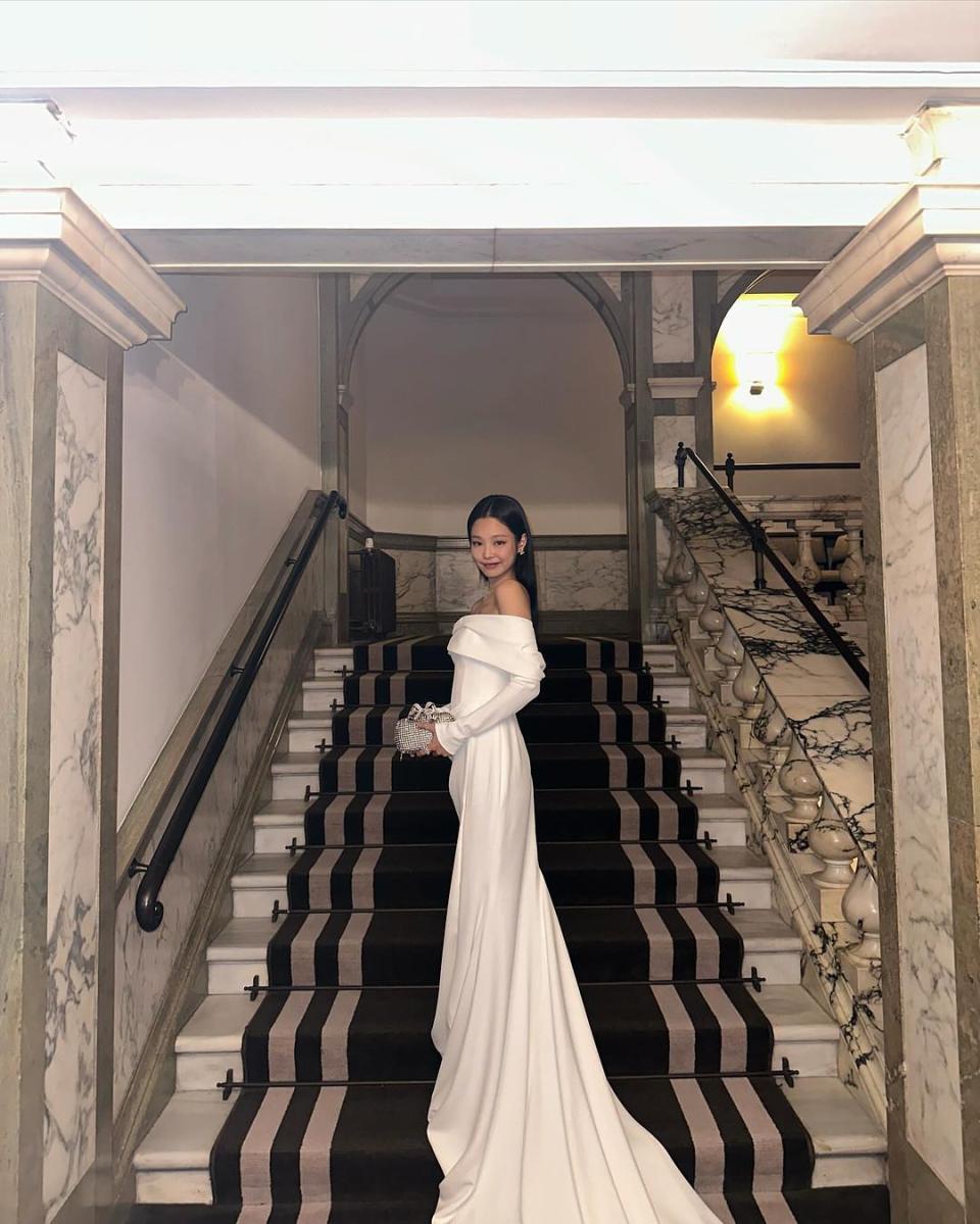 Jennie則身著以色列婚紗品牌Lihi Hod的露肩白色禮服，簡單大方的裝束配色和剪裁【圖片來源：Instagram @jennierubyjane】