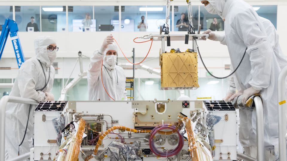 Engineers installed MOXIE inside the chassis of the Perseverance rover in 2019. - NASA/JPL-Caltech