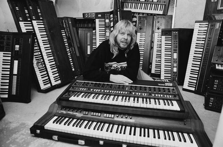 Rick Wakeman en 1984, rodeado de su arsenal de teclados