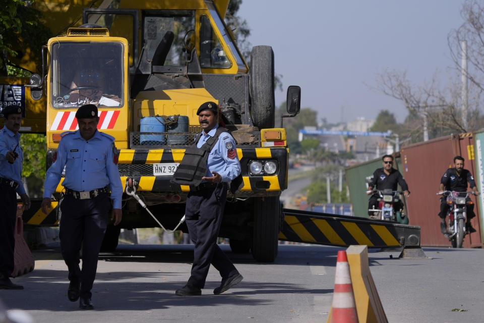 Agentes de policía custodian la comisaría donde está retenido el ex primer ministro de Pakistán Imran Khan, y donde comparecerá ante un tribunal que se reunirá allí por motivos de seguridad, en Islamabad, Pakistán, el 10 de mayo de 2023. (AP Foto/Anjum Naveed)