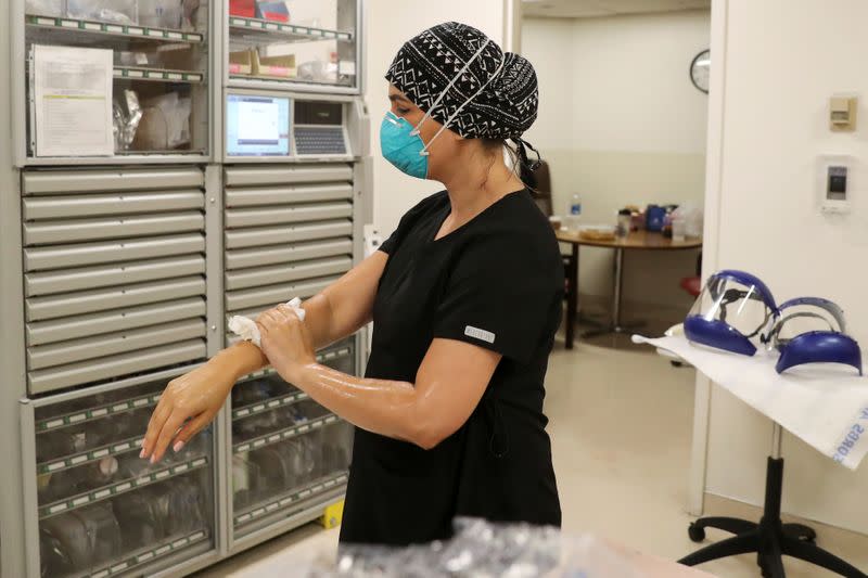 Zafia Anklesaria, codirectora de la unidad de cuidados intensivos en el Centro Médico del Hospital Dignity Health California de CommonSpirit, de 35 años y con siete meses de embarazo, limpia sus manos tras atender a un paciente donde trabaja en medio del brote de coronavirus en Los Angeles, California, EEUU
