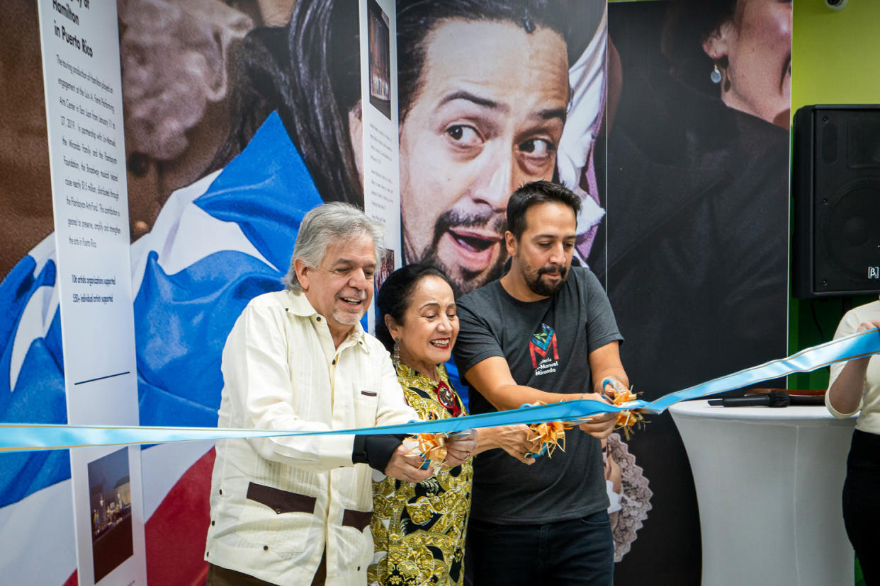 Lin-Manuel, Luz, and Luis Miranda cut the ribbon at the Galería Lin-Manuel Miranda. (Courtesy Miranda Family)