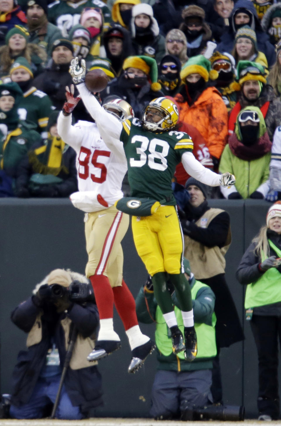 Green Bay Packers cornerback Tramon Williams (38) breaks up a pass intended for San Francisco 49ers tight end Vernon Davis (85) during the first half of an NFL wild-card playoff football game, Sunday, Jan. 5, 2014, in Green Bay, Wis. (AP Photo/Jeffrey Phelps)