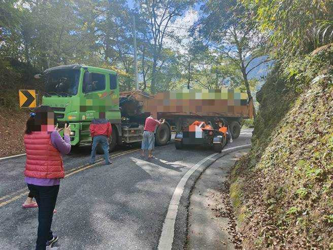 中橫公路過彎時，跑車車頭插入砂石車底，車輛毀損嚴重。（圖／民眾提供）