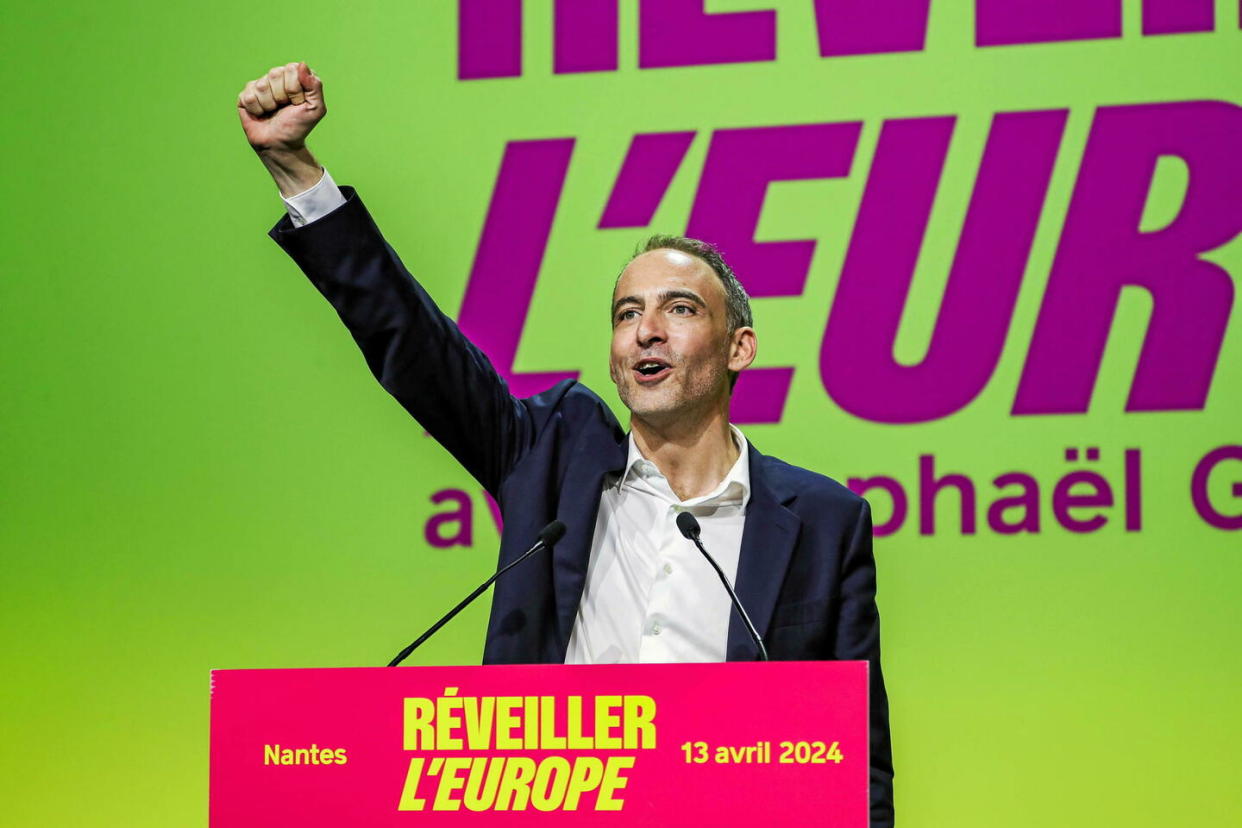 Raphaël Glucksmann, ici en meeting à Nantes le 13 avril 2024, mène la liste PS-Place publique aux européennes, qui est crédité de 12 % à 13 % d'intentions de vote dans les sondages.  - Credit:Adil Benayache/SIPA