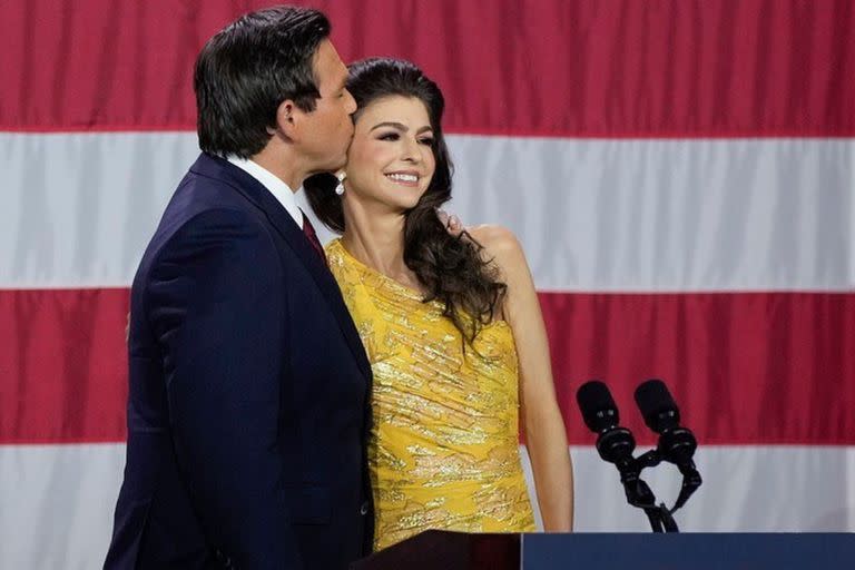 Casey DeSantis es su asesora política más cercana y una figura clave en la carrera de su marido