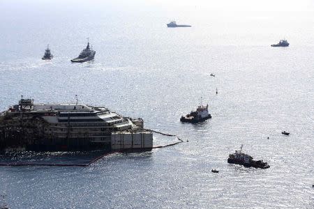 Cruise liner Costa Concordia is surrounded by tugboats during a refloat operation at Giglio harbour at Giglio Island July 14, 2014. REUTERS/Alessandro Bianchi