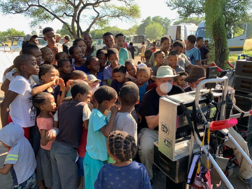 Großes Interesse bei den Bewohnern eines namibischen Khoisan-Dorfes für die Traumschiff-Dreharbeiten. Regisseur Helmut Metzger war bei der Kontrolle seiner Aufnahmen nie alleine. (Bild: ZDF / Michael Petsch)