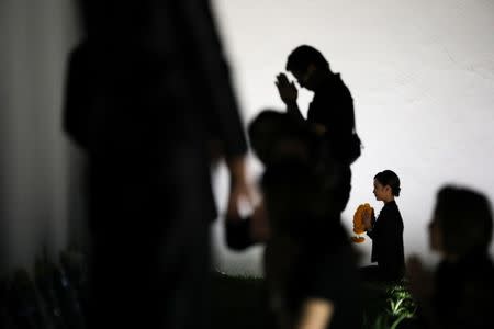 Well-wishers pay their respect to the late King Bhumibol Adulyadej at the Grand Palace on the last day the authorities allow people to pay their respect, in Bangkok, Thailand, October 5, 2017. REUTERS/Athit Perawongmetha