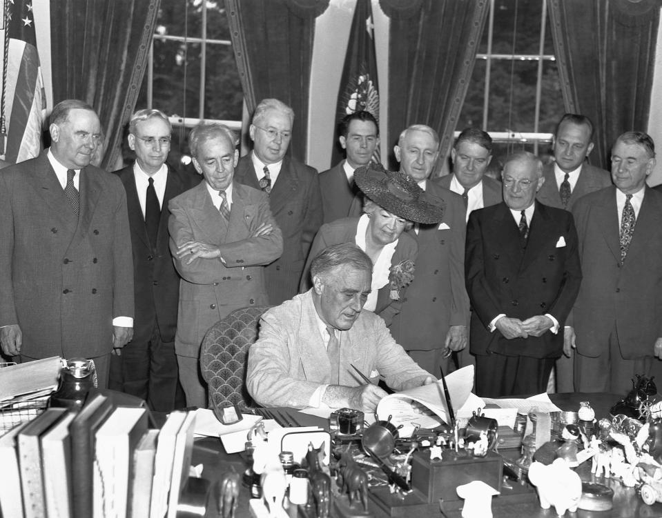 FDR Signing G.I. Bill of Rights (Bettmann / Bettmann Archive)