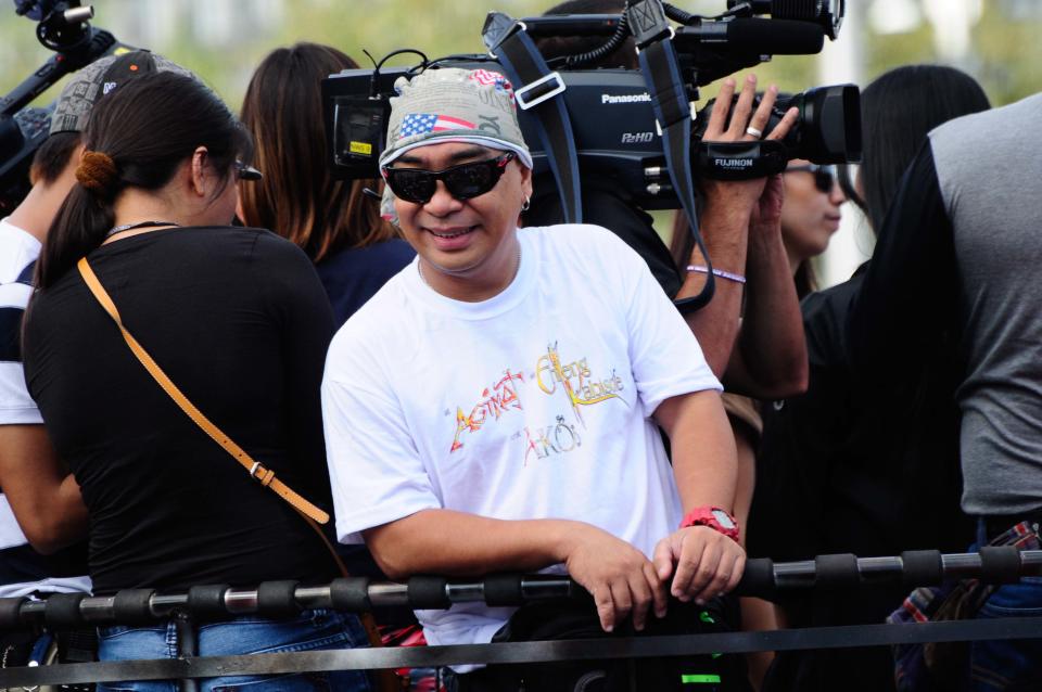 Comedian Wally Bayola smiles for the crowd while riding the float of the MMFF entry "Si Agimat, Si Enteng Kabisote at Si Ako during the 2012 Metro Manila Film Festival Parade of Stars on 23 December 2012.(Angela Galia/NPPA Images)