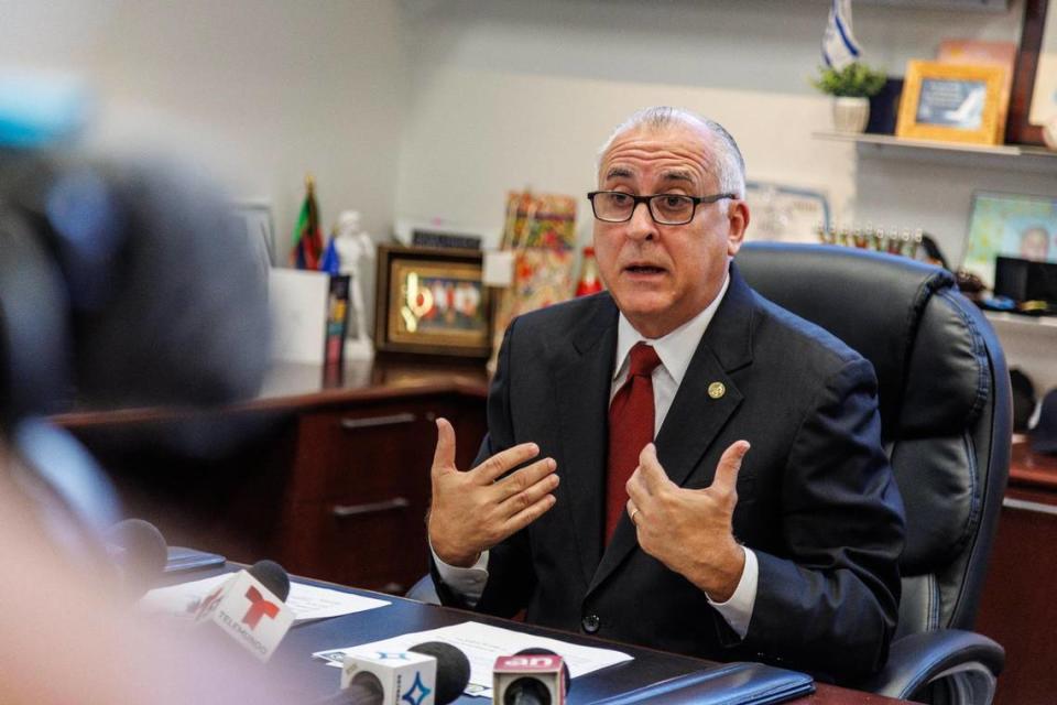 El alcalde de la Ciudad de Hialeah, Esteban Bovo, Jr., habla sobre el departamento de emergencias del 911 durante una conferencia de prensa en el ayuntamiento. El político reconoce que la unidad está por debajo del estándar de respuesta de llamadas. Jueves 10 de agosto de 2023.