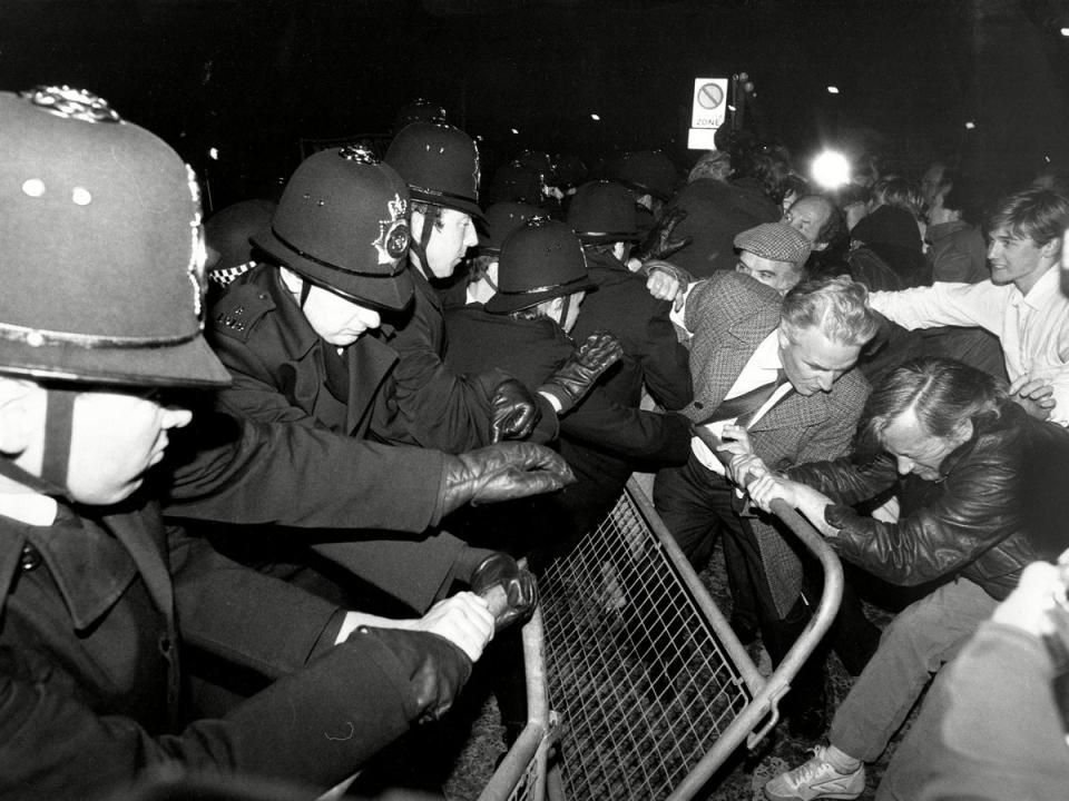 Stop press: pickets and police clash outside the Wapping plant in 1986 (Rex)