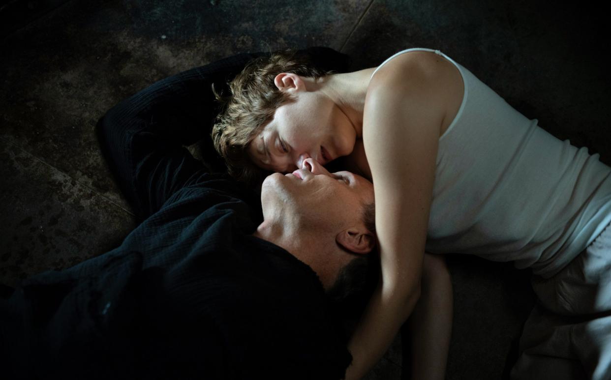 'Surgery is the new sex': Viggo Mortensen and Lea Seydoux in Crimes of the Future - Nikos Nikolopoulos