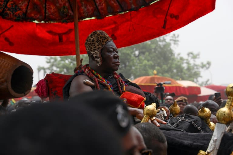 Le roi asante, Otumfuo Osei Tutu II (c), arrive au Palais Manhyia, le 8 février 2024 à Kumasi, au Ghana (Nipah Dennis)