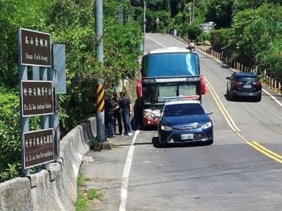 警方透過衛星定位，查出遊覽車在台南，通報台南玉井分局協助將偷車賊人車俱獲。（圖：岡山分局提供）