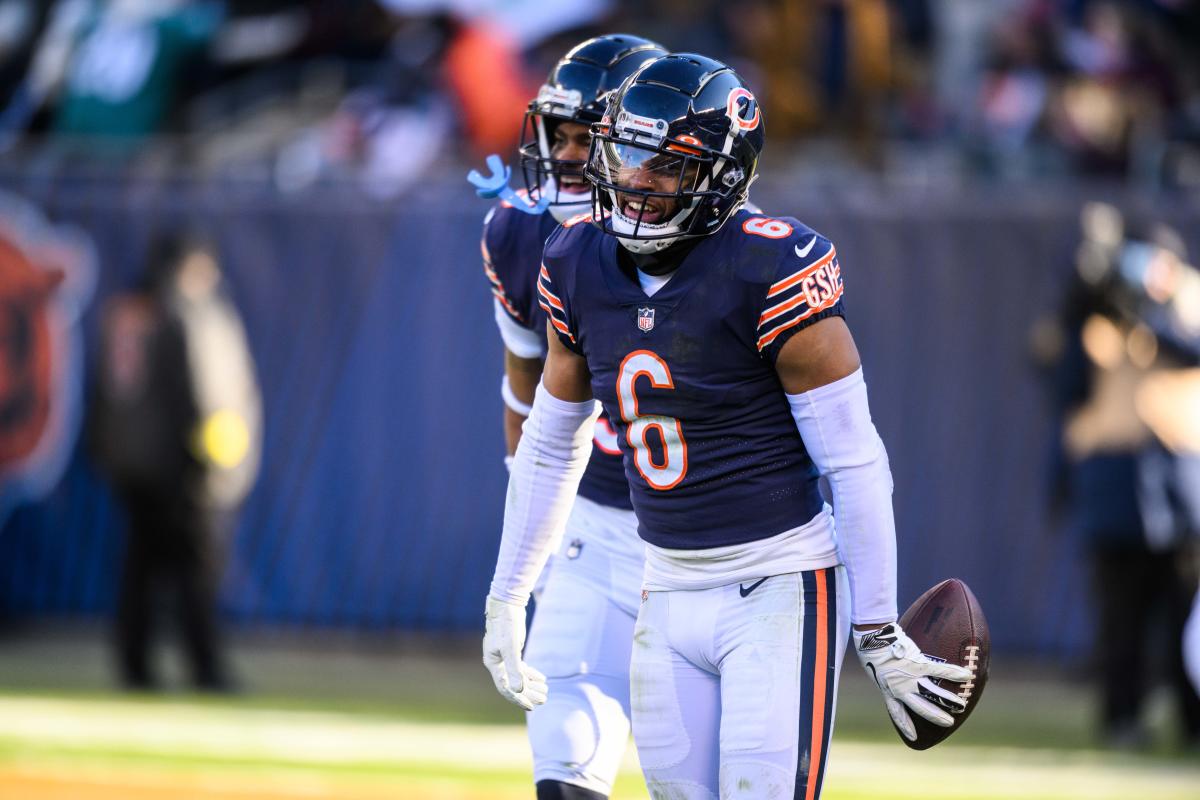 Bears head coach Matt Eberflus working one-on-one with rookie Kyler Gordon  – NBC Sports Chicago