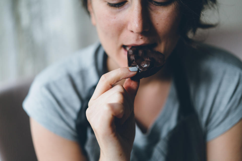 El tacto es una de las primeras maneras de detectar un chocolate de calidad. Foto: Getty Creative