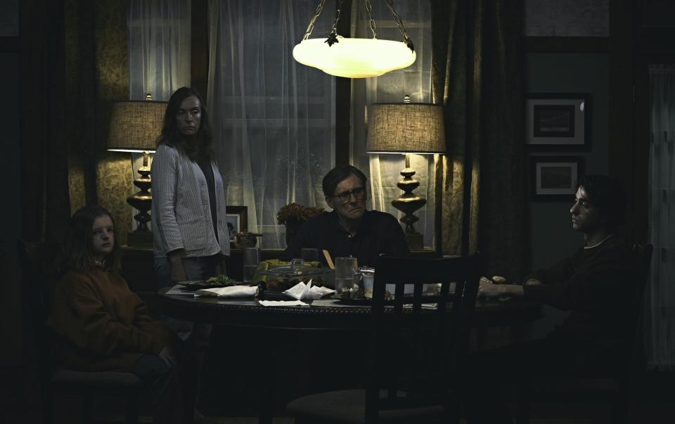 <p>Mit “Hereditary – Das Vermächtnis” kommt der nächste Edelschocker in unserer an Edelschockern nicht gerade armen Zeit in die Kinos. Produziert wurde der Film für das Filmstudio A24 (“It Comes at Night”, “Lady Bird”, “The Killing of a Sacred Deer”). Man darf sich aus dem Fenster lehnen und behaupten: Von Regisseur Ari Aster wird man in Zukunft noch einiges hören. “Hereditary” handelt von einer Familie, die nach dem Tod der Oma mit unerklärlichen Ereignissen konfrontiert wird. Nach und nach kommen schreckliche Geheimnisse ihrer Vorfahren ans Tageslicht. (Bild: Splendid Entertainment) </p>