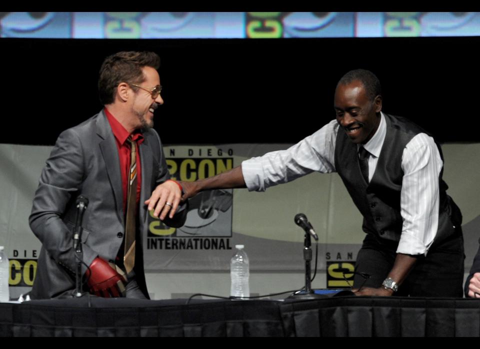 Robert Downey Jr. bromeando con Don Cheadle.  (Kevin Winter/Getty Images)