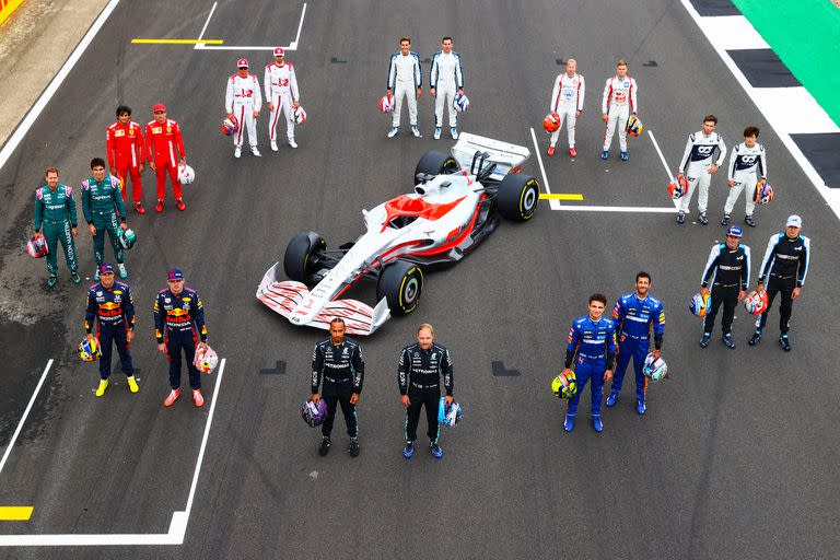 Los pilotos de Fórmula 1 de 2021 en la presentación de un prototipo de 2022, en Silverstone; el mercado de pases para la próxima temporada está próximo a concluir.