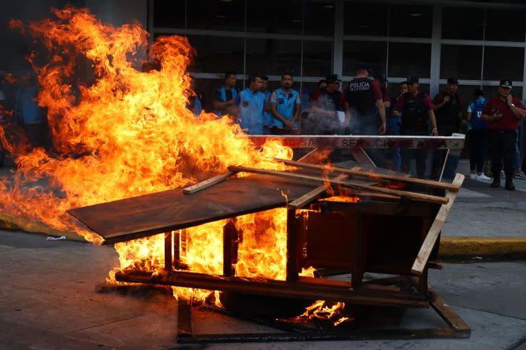 Vecinos protestan en la avenida Alberdi y Lacarra por los cortes de luz en la zona