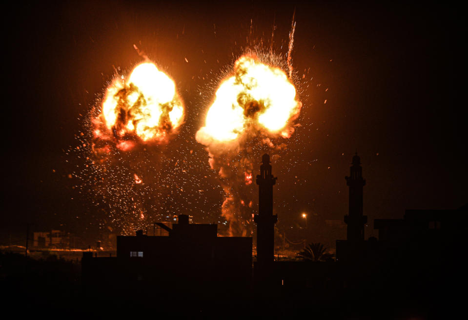 <p>Menos de un mes después de que entrara en vigor el alto el fuego entre israelíes y palestinos, Gaza ha vuelto a sufrir las bombas de Israel. (Photo by Ali Jadallah/Anadolu Agency via Getty Images)</p> 