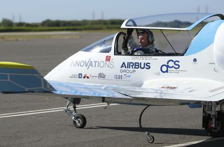 Pilot and designer Didier Esteyne waves as he closes the cockpit canopy before taking off in the Airbus Group E-Fan electric aircraft, during an attempt to fly across the channel from Lydd Airport in southeast England, Britain July 10, 2015. REUTERS/Luke MacGregor