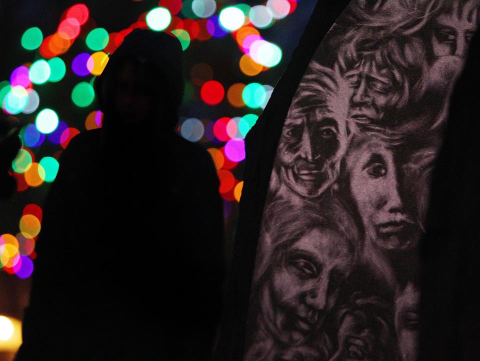 une silhouette de femme devant un monument