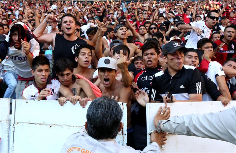 MEX12. GUADALAJARA (MÉXICO), 17/05/2015.- Aficionados rompen el cerco de seguridad hoy, domingo 17 de mayo de 2015, en el partido de vuelta de cuartos de final del Torneo Clausura del fútbol mexicano entre el Guadalajara y el Atlas en el estadio Jalisco de la Ciudad de Guadalajara (México). EFE/Ulises Ruiz Basurto