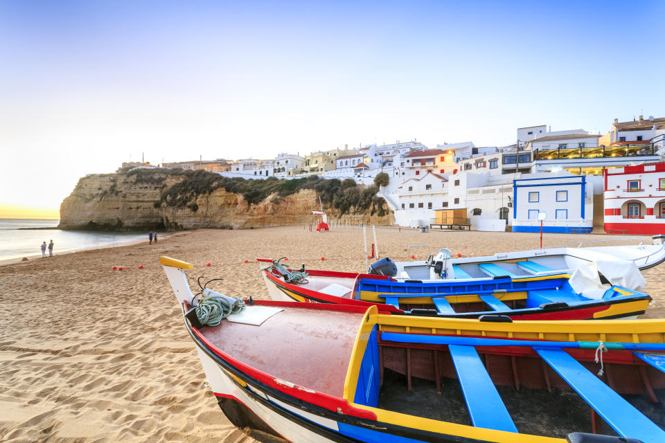 Playa con barcas en Carvoeiro, Algarve, Portugal. Foto: Getty Images. 