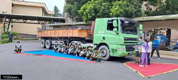 宜蘭縣政府在東光國中舉辦 「大車內輪差教育」，今年第一場活動，預計三十所國中小各辦理一場次，讓「遠離大型車」的安全意識，札根校園交通安全教育。（圖：宜蘭縣政府教育處提供）