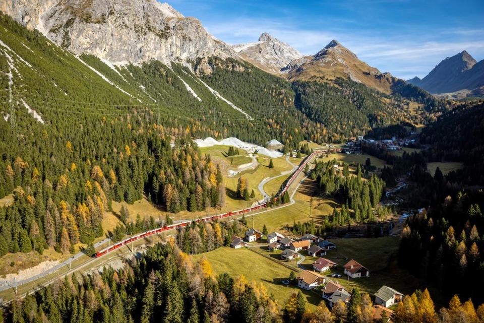 大家也可以選乘著名的Bernina-Express，或者是次創舉的Capricorn列車，體驗該段路線風光！