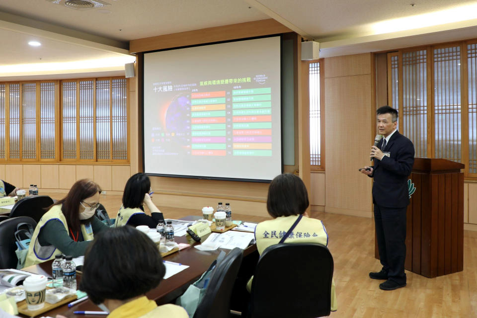 陳星助副院長報告花蓮慈院承接秀林鄉全人照護計畫及遠距醫療相關成果。