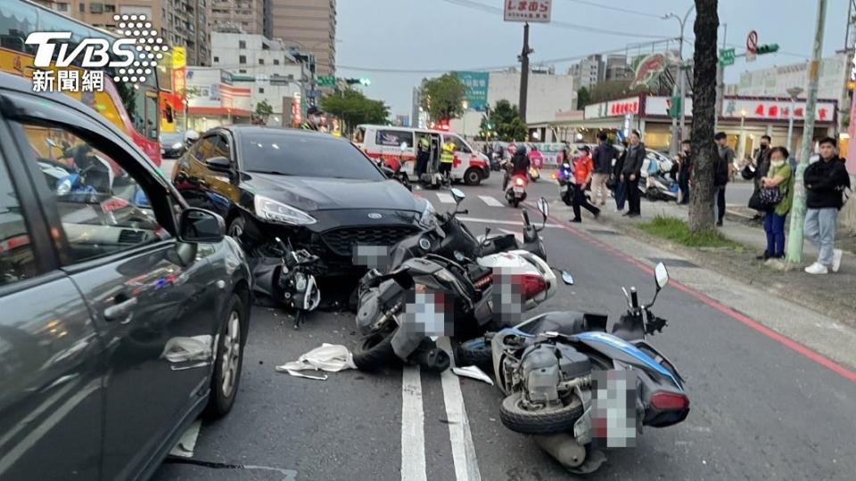 黑色轎車被擦撞後失控衝入車陣。（圖／TVBS）