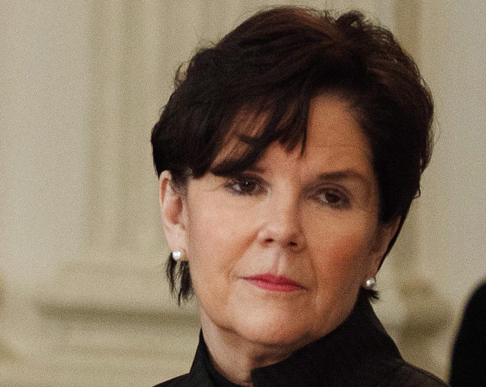 <p>Nr. 9: Phebe Novakovic, Vorsitzende und CEO, General Dynamics<br>Der internationale Rüstungskonzern konnte unter der Leitung der 59-Jährigen seinen Wert laut<em> Fortune</em> im Vergleich zum Vorjahr um ein Drittel steigern. Die Umsätze gingen 2016 allerdings zurück, nachdem die Rüstungsausgaben der Regierung sich von der Kernkompetenz von General Dynamics – dem Bodeneinsatz – wegbewegten.<br>Unternehmenszahlen (2016 oder zuletzt abgeschlossenes Geschäftsjahr)<br>Einnahmen (€ Mio.) 26.637<br>Gewinn (€ Mio.) 2.511<br>Marktwert per 14.9.2017 (€ Mio.) 50.280<br>(Canadian Press) </p>