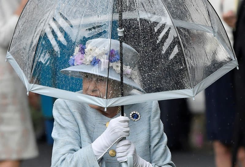 FOTO DE ARCHIVO. La reina Isabel de Reino Unido usa un paraguas en Ascot