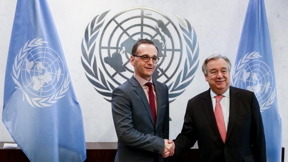 UN-Generalsekretär Antonio Guterres (r) begrüßt Außenminister Heiko Maas in New York. Foto: Kay Nietfeld