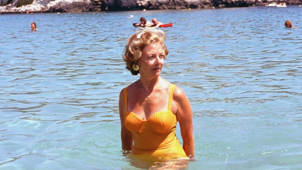 María Estela Martínez de Perón durante unas vacaciones en Cala Galdana, Menorca, Islas Baleares, España, 1991.