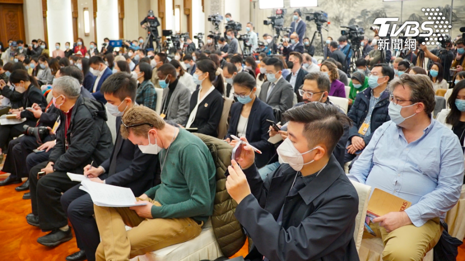 記者在人大記者會上，來自各國媒體都相當配合大會規定戴上口罩。（圖／區國強攝）