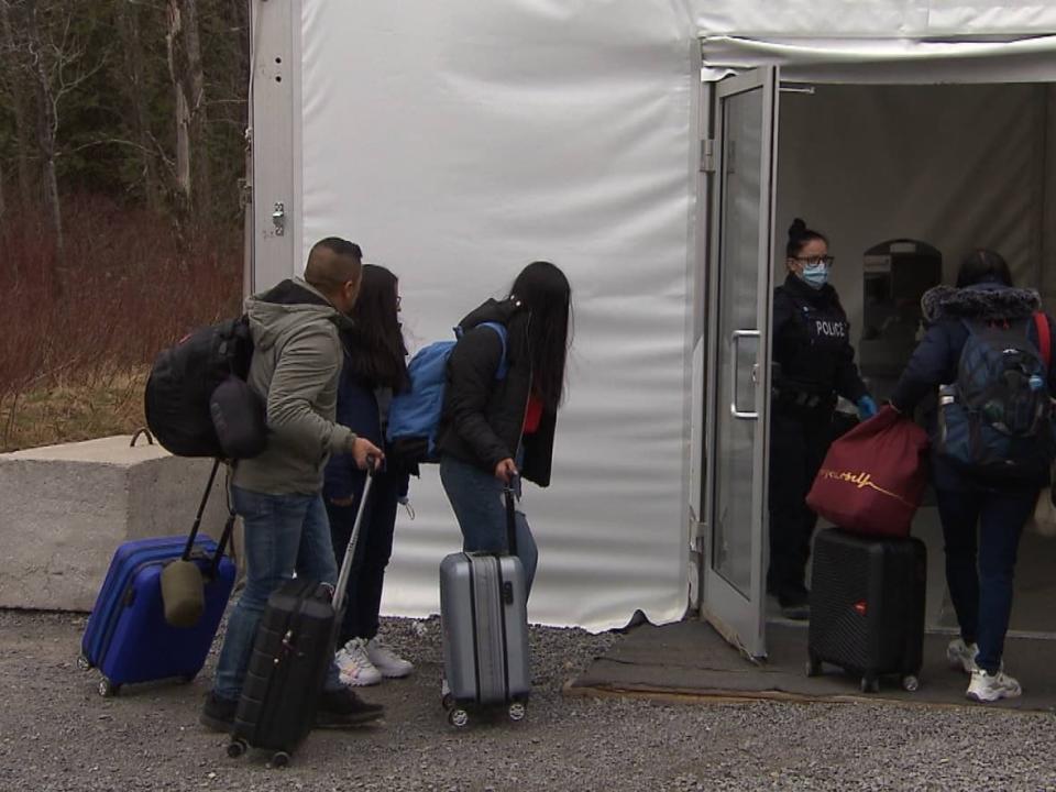 Asylum seekers arrive at the Roxham Road crossing. (Radio-Canada - image credit)