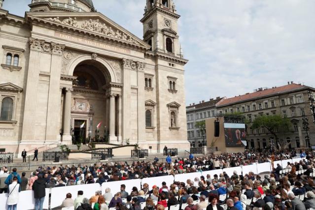 Pope arrives in Greece blasting rise of nationalism across Europe