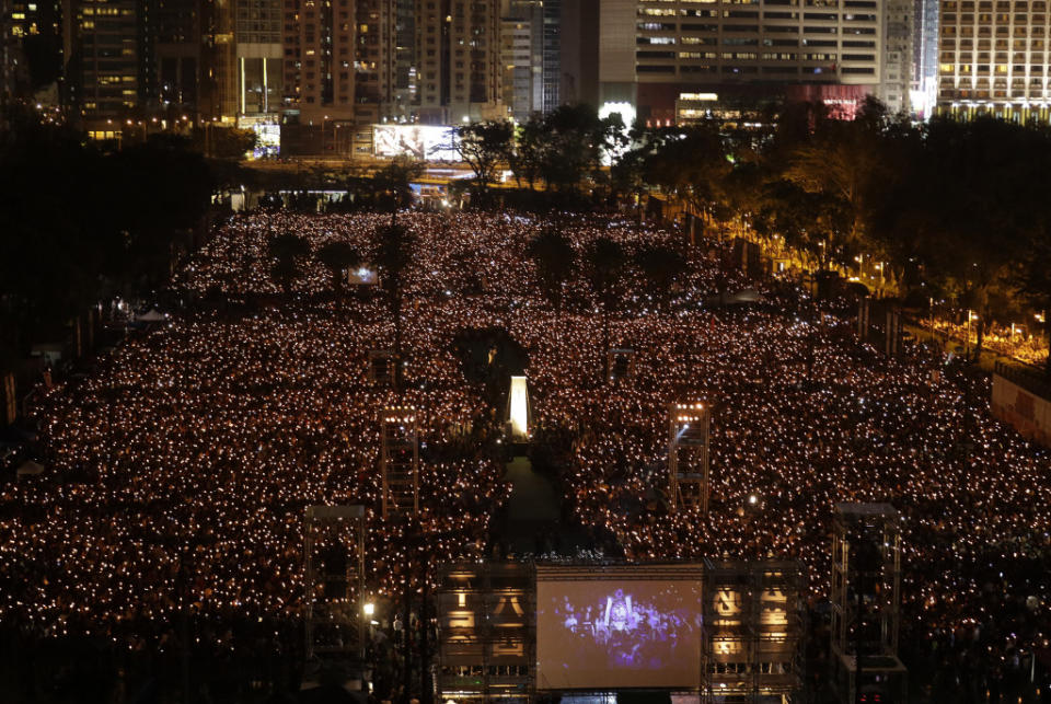 維園燭光照亮6個足球場和周邊草地，還有香港。美聯社圖片
