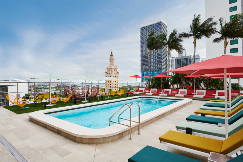 La piscina y la terraza de Miami Worldcenter, de citizenM, en la foto de arriba, tienen vistas a Freedom Tower, monumento histórico nacional.